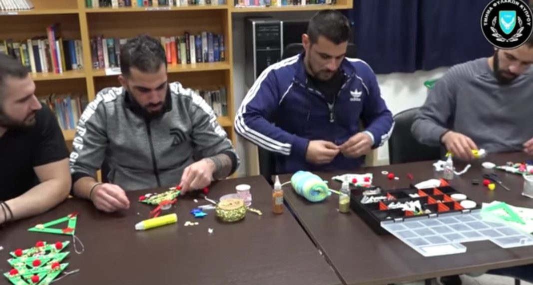 Χριστουγεννιάτικες ευχές κρατουμένων προς τις οικογένειές τους