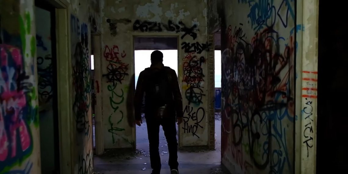 «Ίχνη στο σκοτάδι»: Η πρώτη διαδικτυακή εκπομπή όπου το αληθινό έγκλημα συναντά την τέχνη