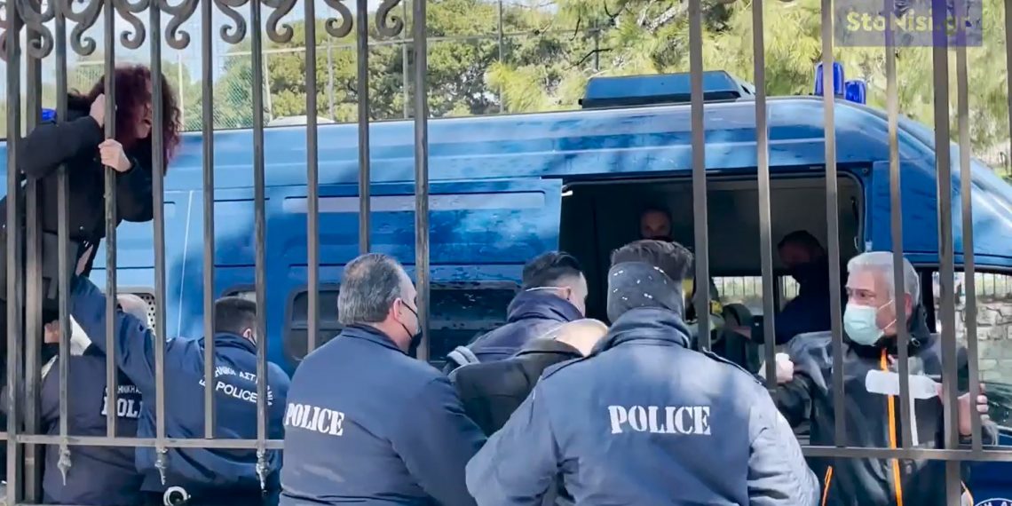 Κάθε αναβολή και πόνος που ξαναζωντανεύει τη γυναικοκτονία