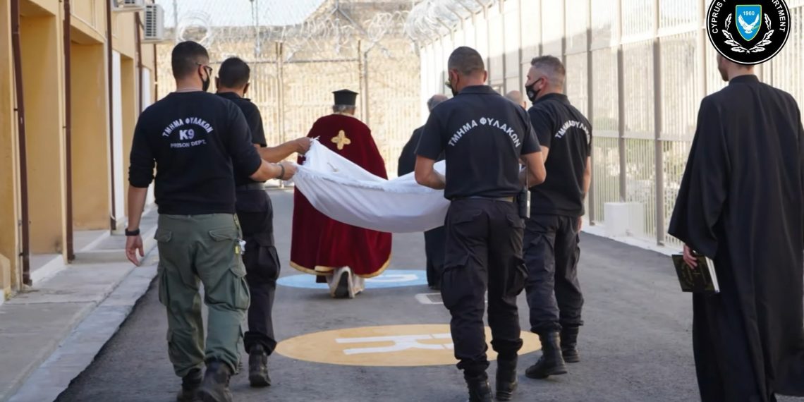 Κρατούμενοι γιόρτασαν το Πάσχα στην Εκκλησία των Φυλακών