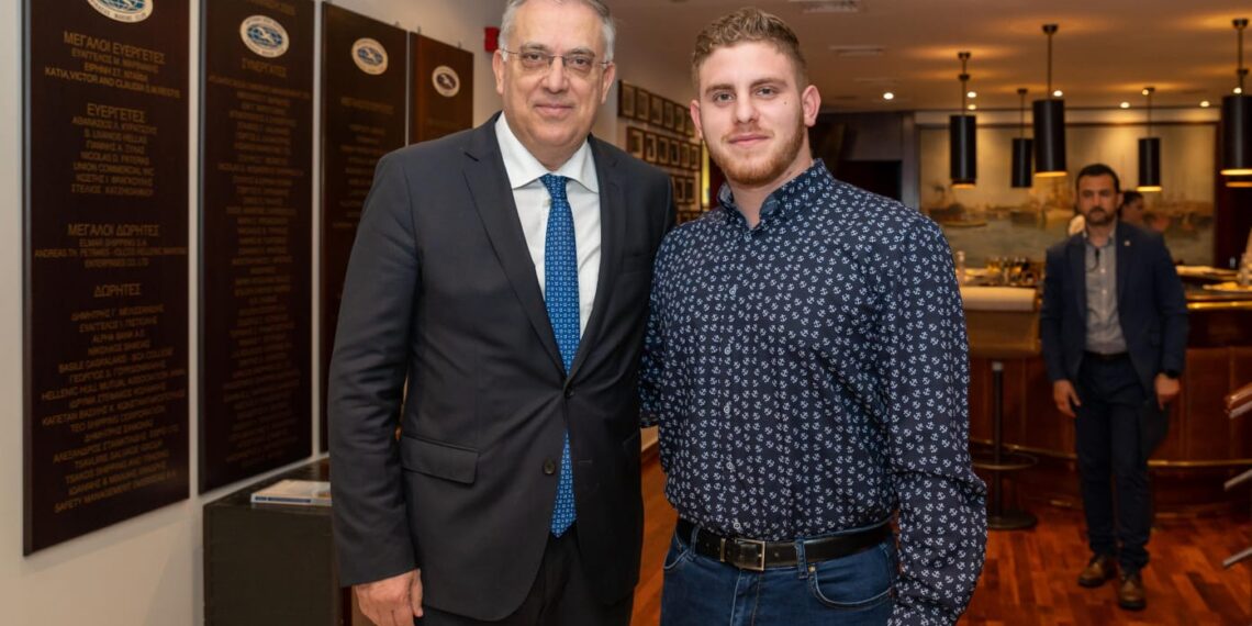 Τιμήθηκε ο Ανδρέας Αλικανιώτης που έσωσε συνεπιβάτες του στα Τέμπη