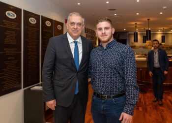 Τιμήθηκε ο Ανδρέας Αλικανιώτης που έσωσε συνεπιβάτες του στα Τέμπη