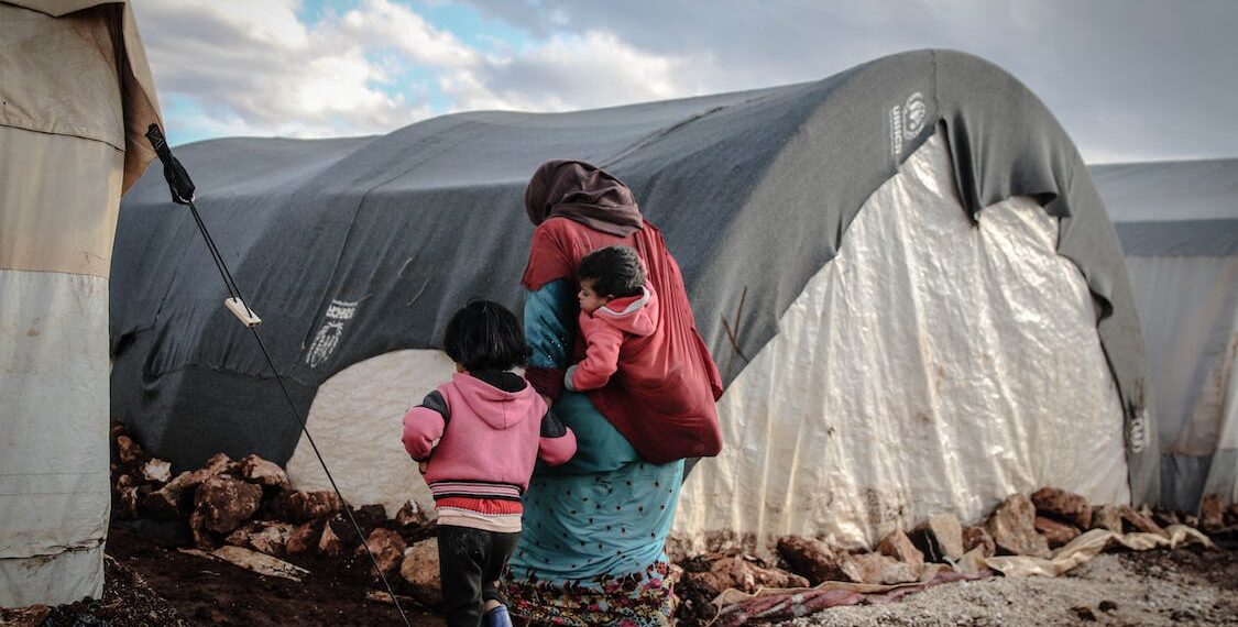 Οι γυναίκες πλήττονται δυσανάλογα από τη φτώχεια