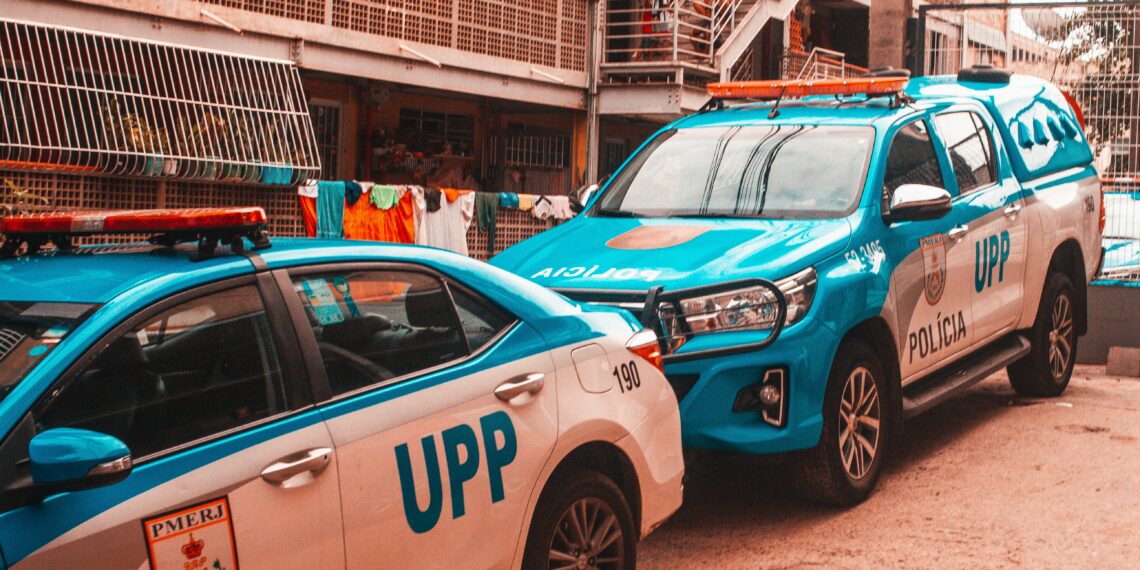 Έφηβος σκότωσε με σφυρί τους θετούς γονείς του