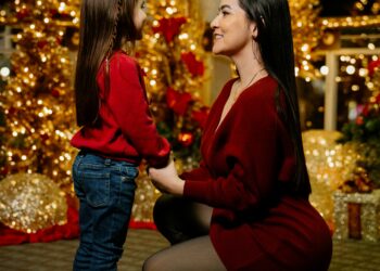 Πώς να μιλήσετε στα παιδιά για δύσκολες καταστάσεις την περίοδο των εορτών