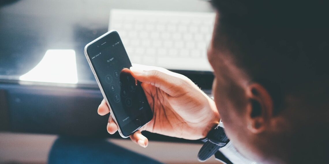 Τι είναι τα ψεύτικα bots; Μην αφήνεις να σε χειραγωγούν στα social media