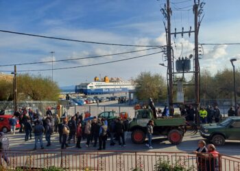 Οι αγρότες έκλεισαν το λιμάνι της Μυτιλήνης – Κενό αναχώρησε το πλοίο
