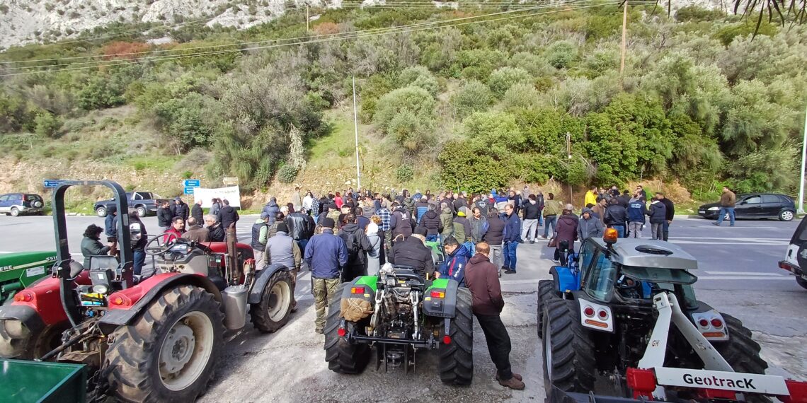 Μπλόκο αγροτών στη Λέσβο