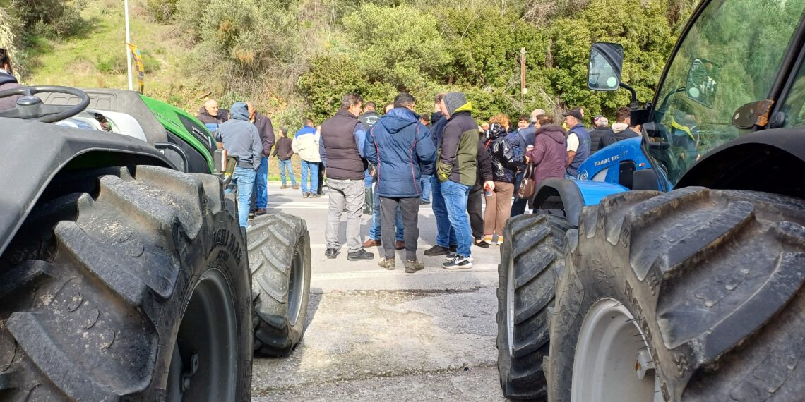 Μπλόκο αγροτών στη Λέσβο